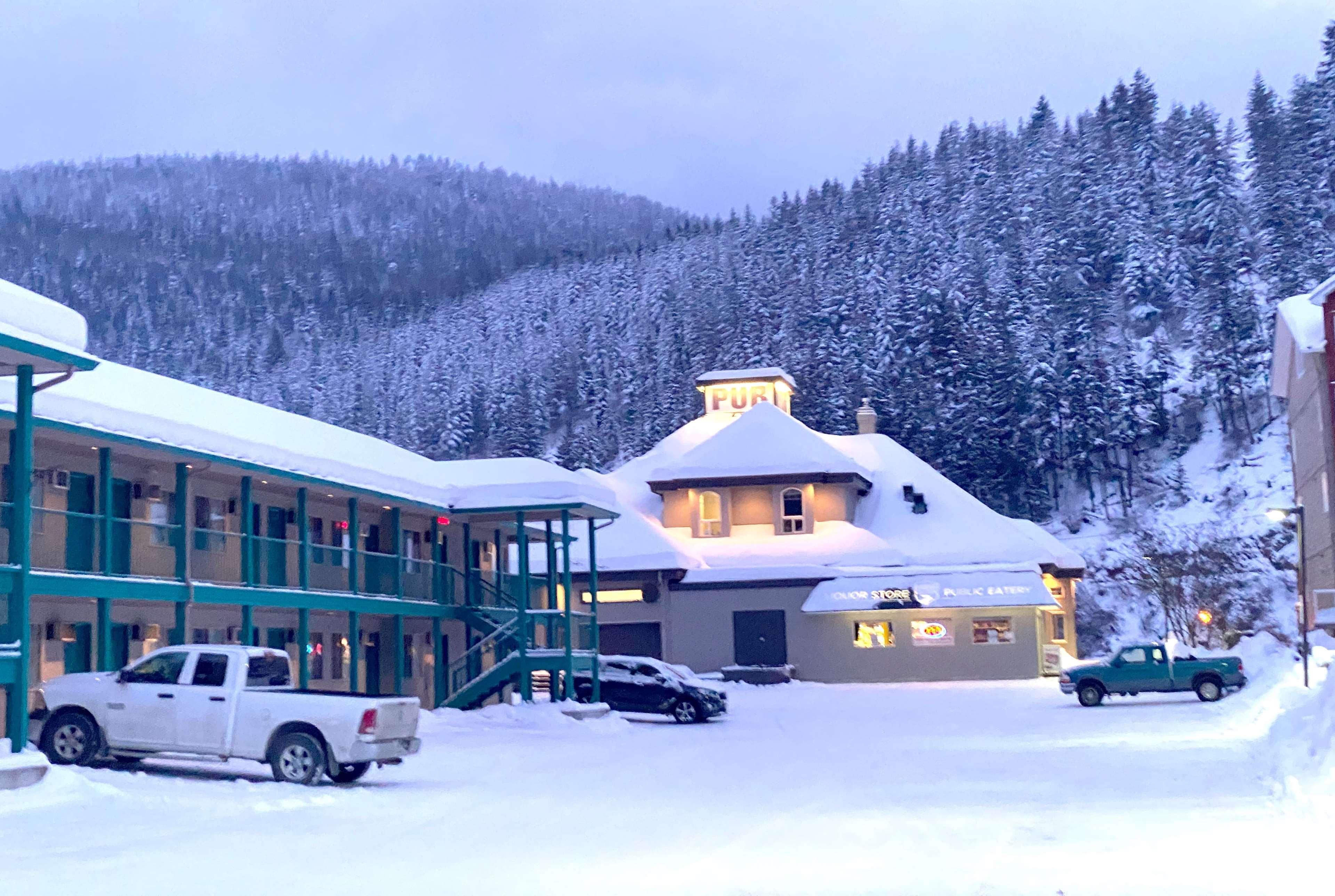 Super 8 By Wyndham Sicamous Hotel Exterior photo