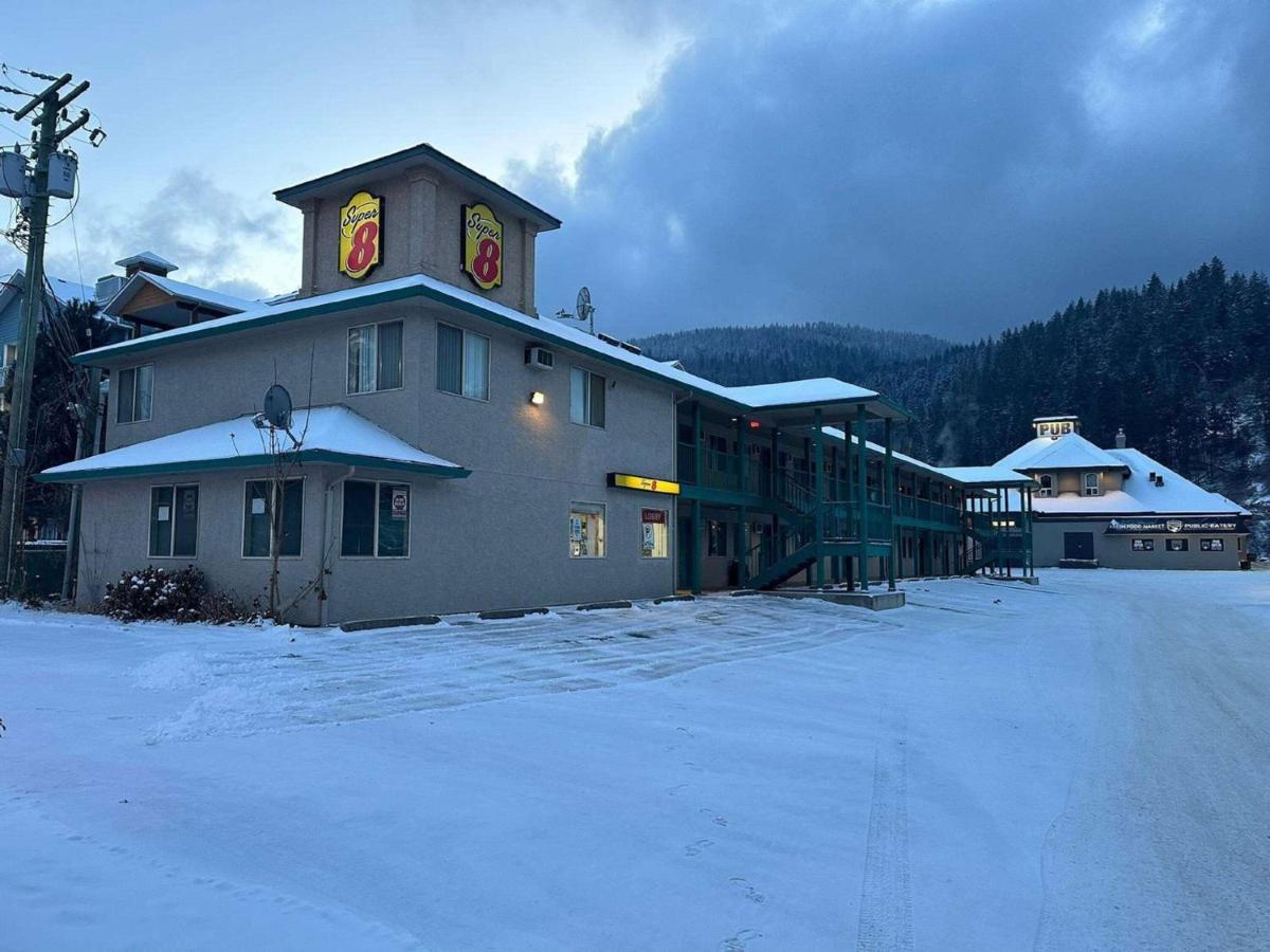 Super 8 By Wyndham Sicamous Hotel Exterior photo