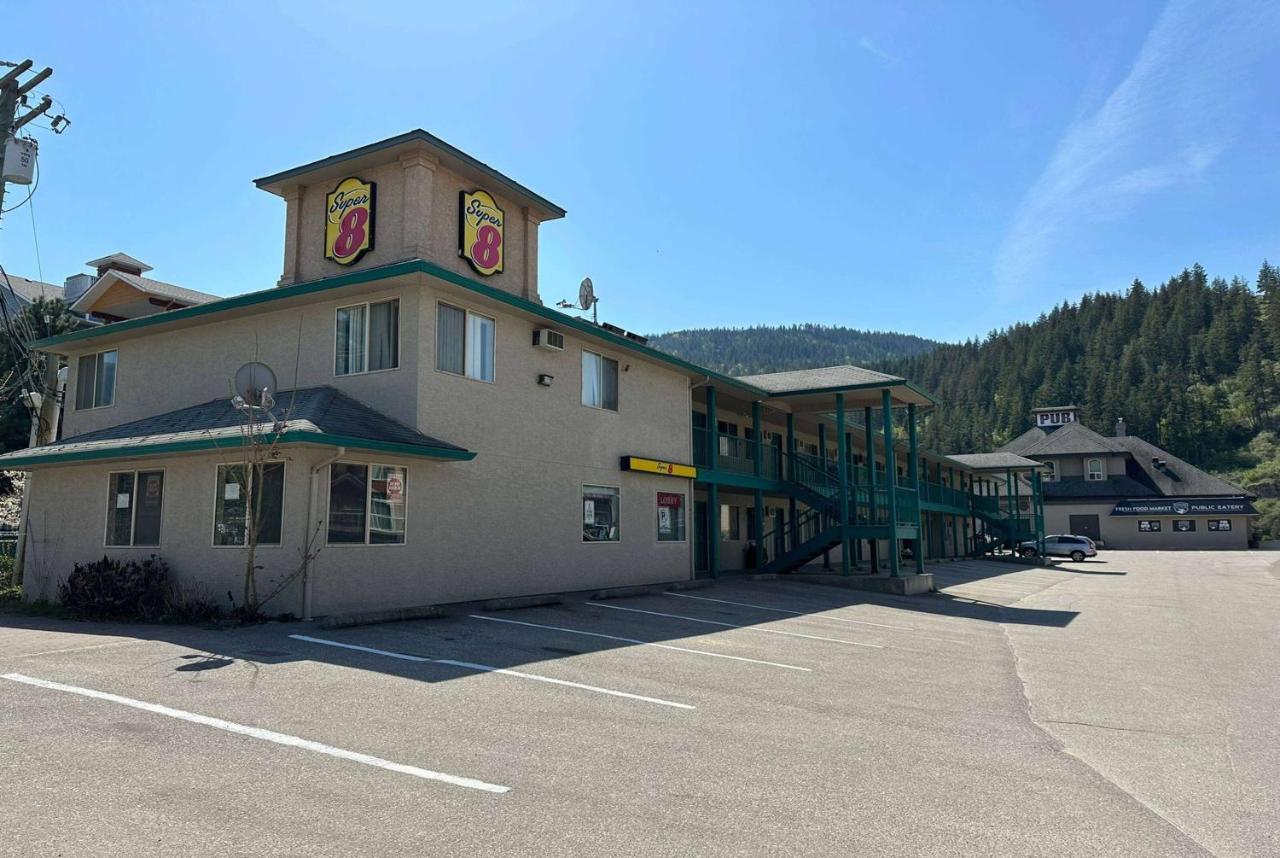 Super 8 By Wyndham Sicamous Hotel Exterior photo